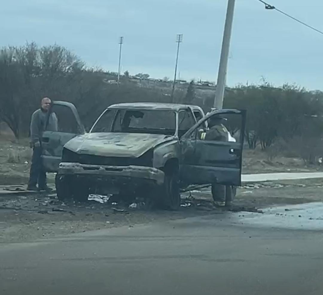 Incendio consume camioneta en la 57