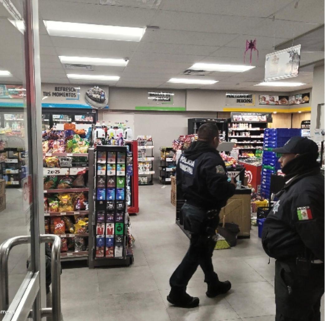 Se roba galletas y… 2 mil pesos con arma