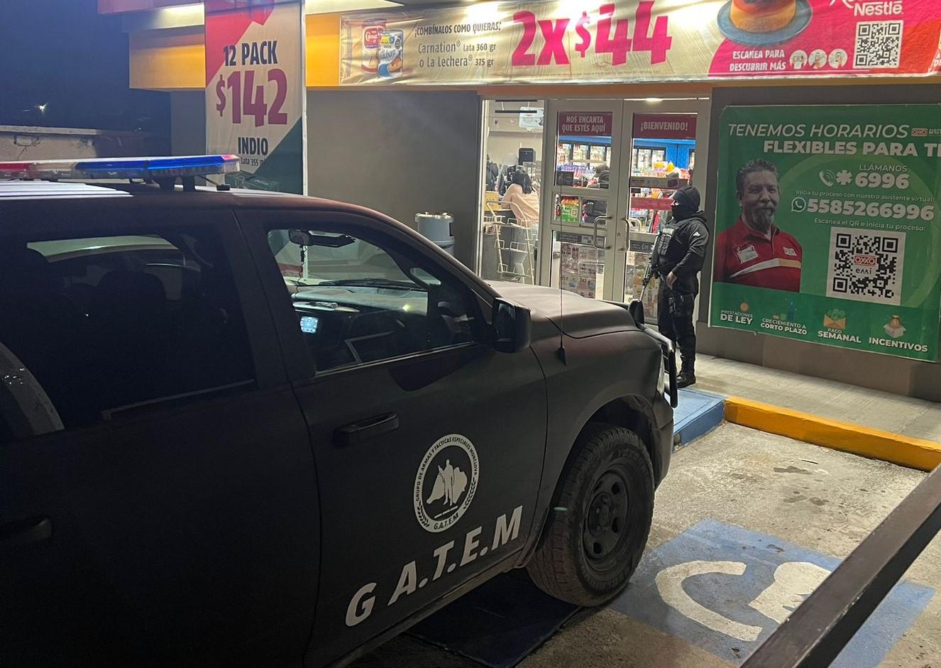 A punta de navaja se roban vino y cigarros
