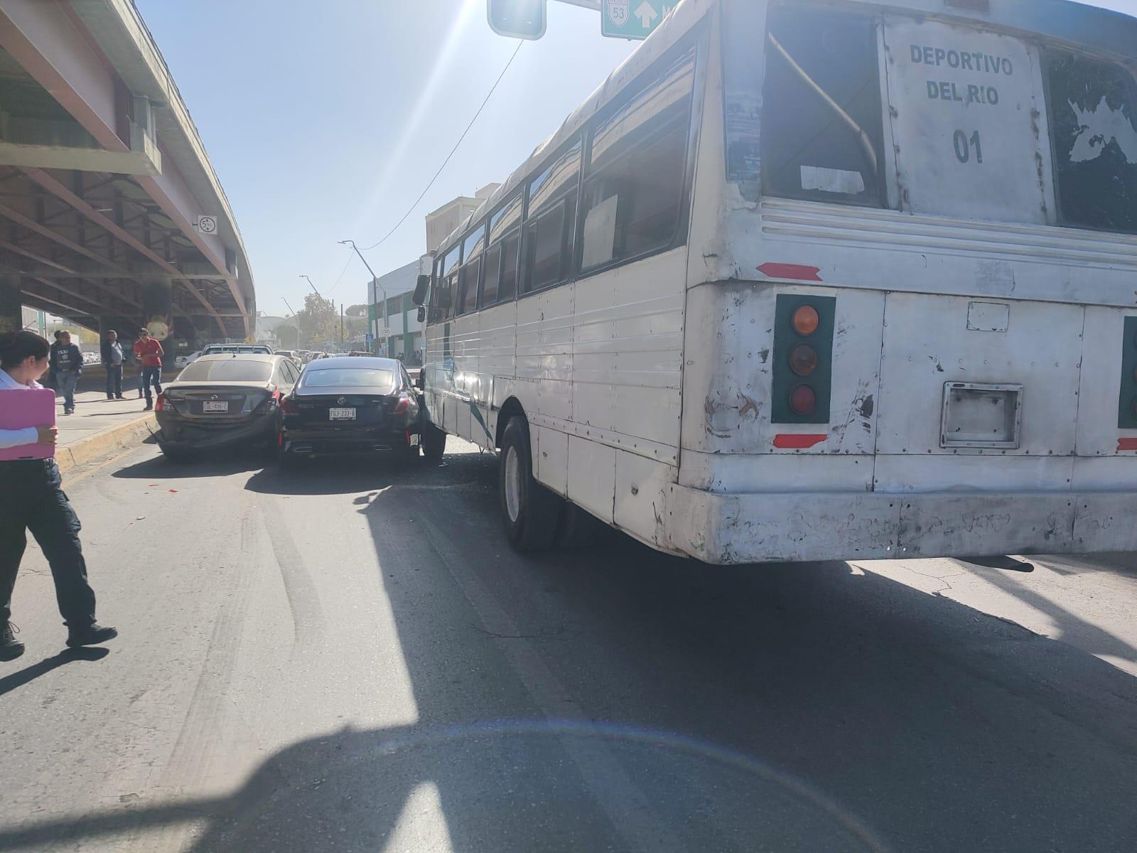 Protagonizan accidente en Pape cuatro vehículos
