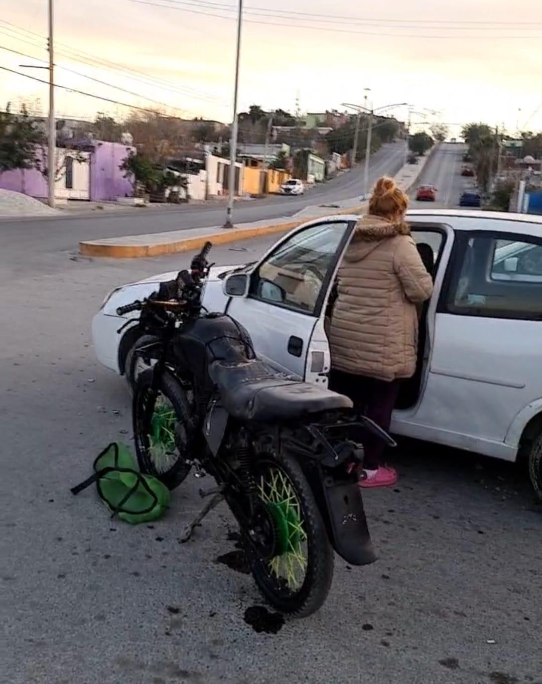 Impacta a motociclista despistado conductor