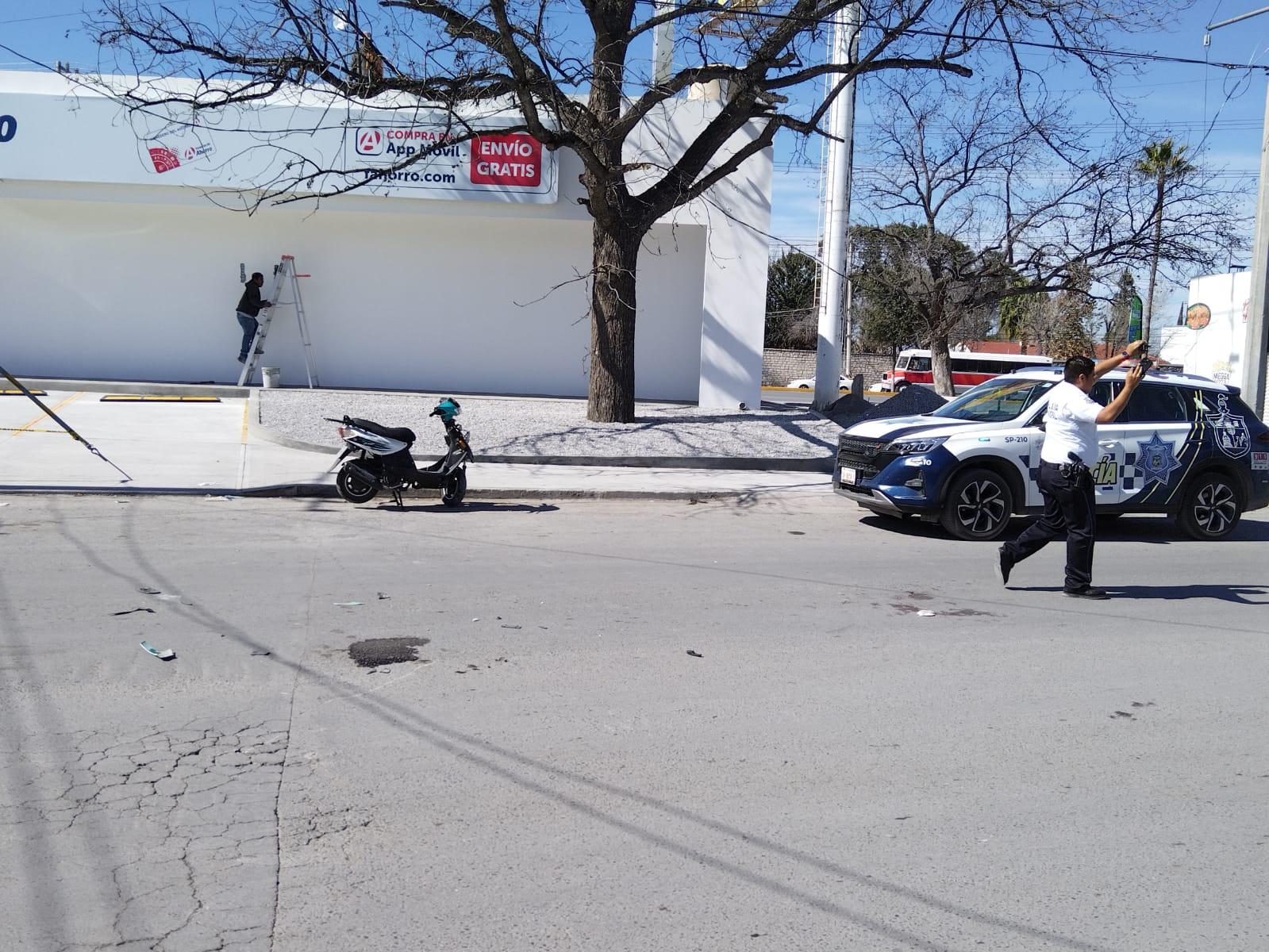 Arrolla conductora a joven motociclista