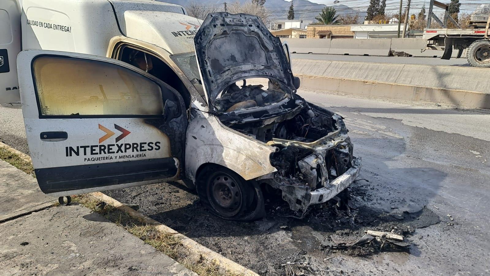Se incendia vehículo de servicio de paquetería