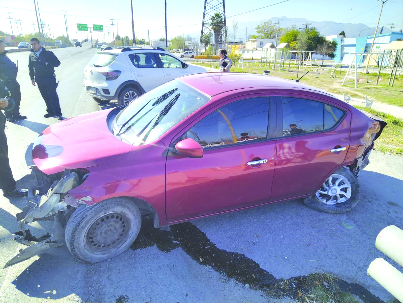 Impacta auto y se da a la fuga