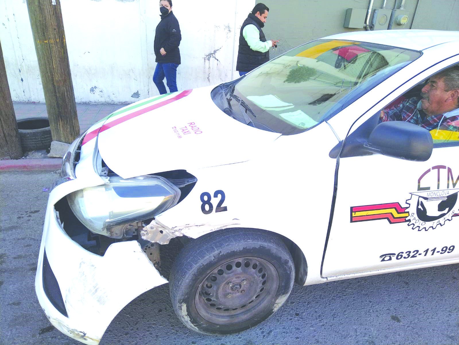 Se le atraviesa a camión taxista y provoca choque