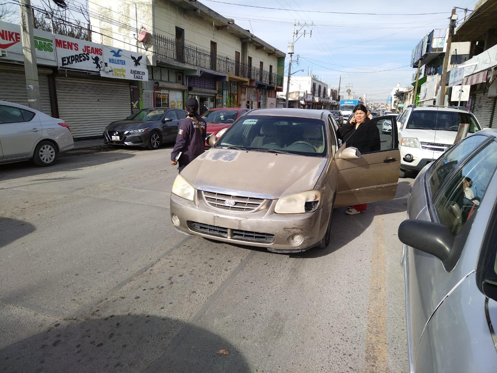 Provoca fuerte choque; iba distraída con celular