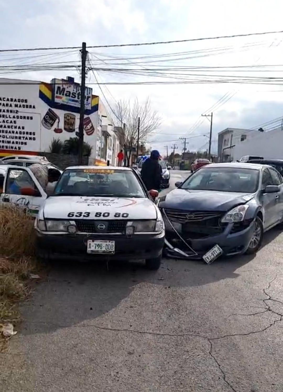 Taxista y pasajero heridos en choque