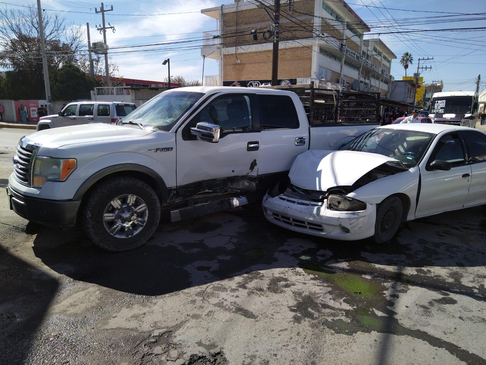 Se vuela alto camioneta y ocasiona fuerte choque