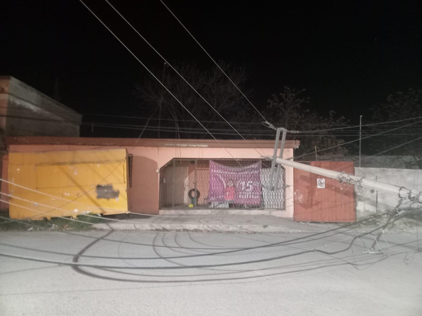 Se lleva tres postes imprudente trailero
