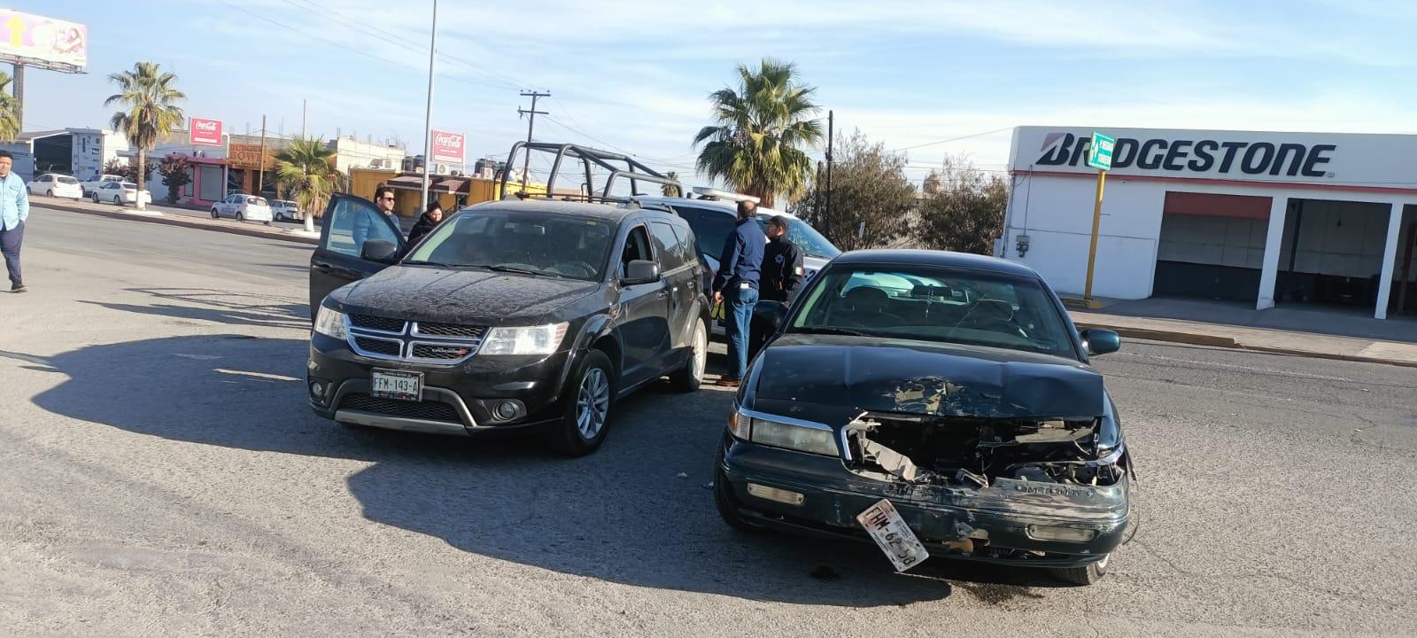Impacta vehículo a exceso de velocidad