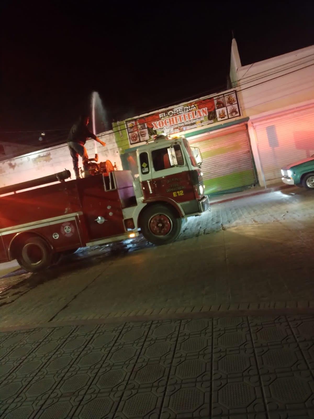 moviliza a Bomberos Incendio sobre techo