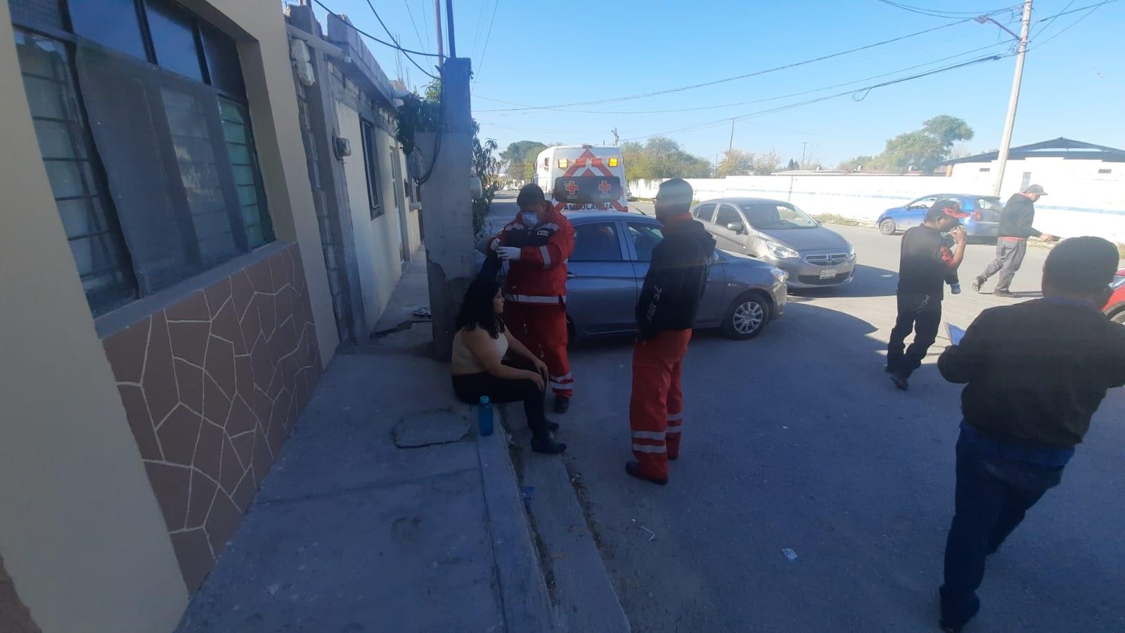 Choca en contra a familia… y escapa