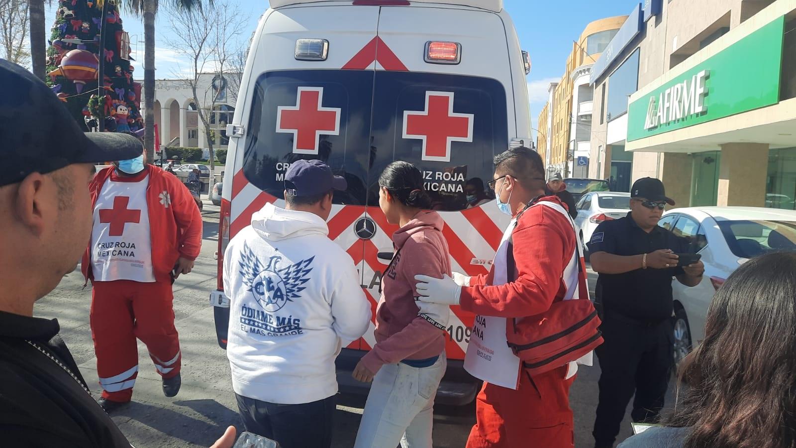 Tumba de portazo a pareja en moto