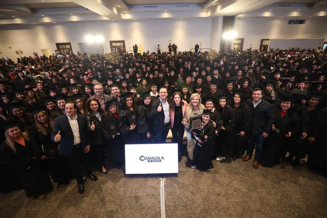 Acompañan Manolo y Norma a 758 mujeres en graduación de prepa