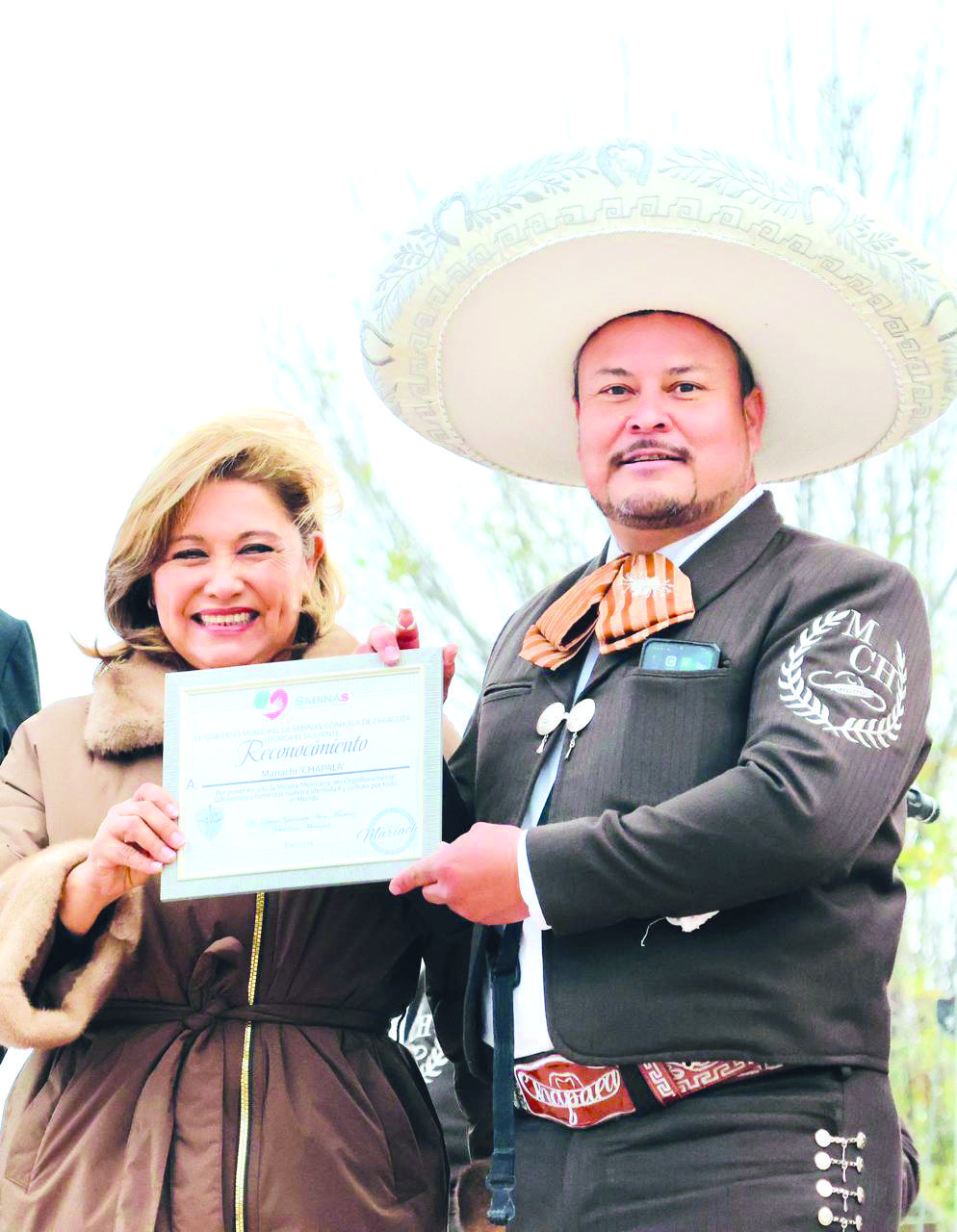 Felicita Diana Haro a los mariachis en su día