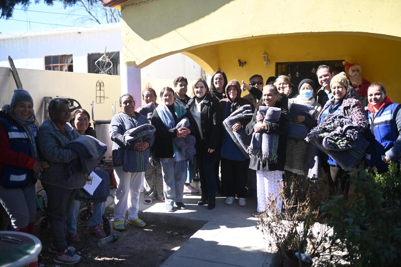 Arropa DIF Monclova a familias de la Veteranos