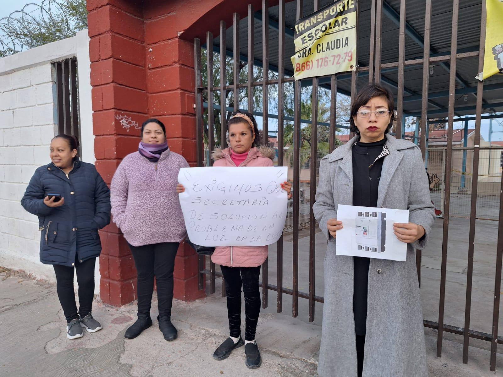 Efectúan madres plantón en escuela 