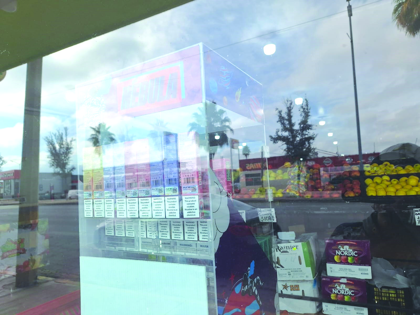 Pese a prohibición exhiben vapeadores