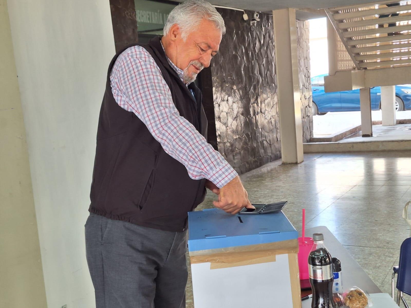 Participan estudiantes en elección de Rector