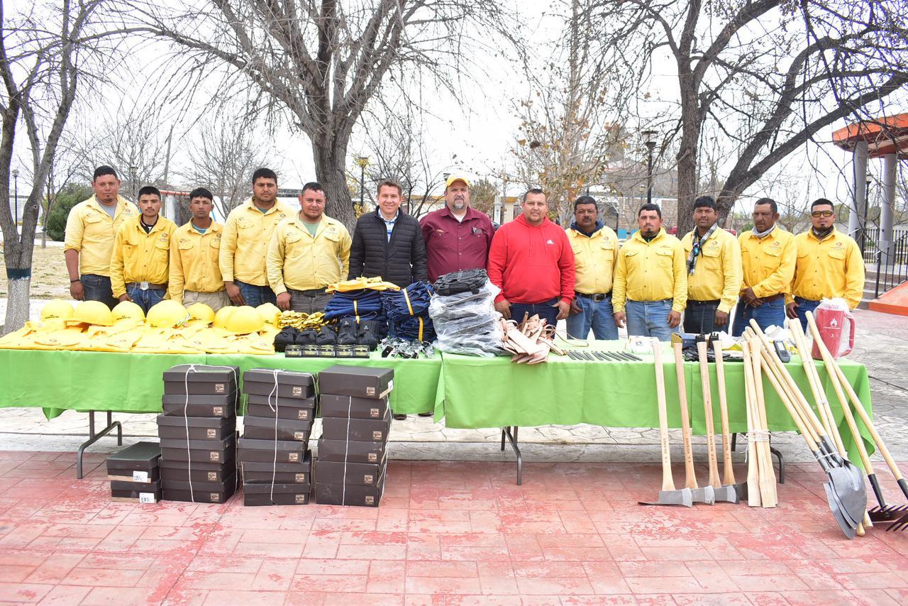 Otorga San Buenaventura uniformes a CONAFOR