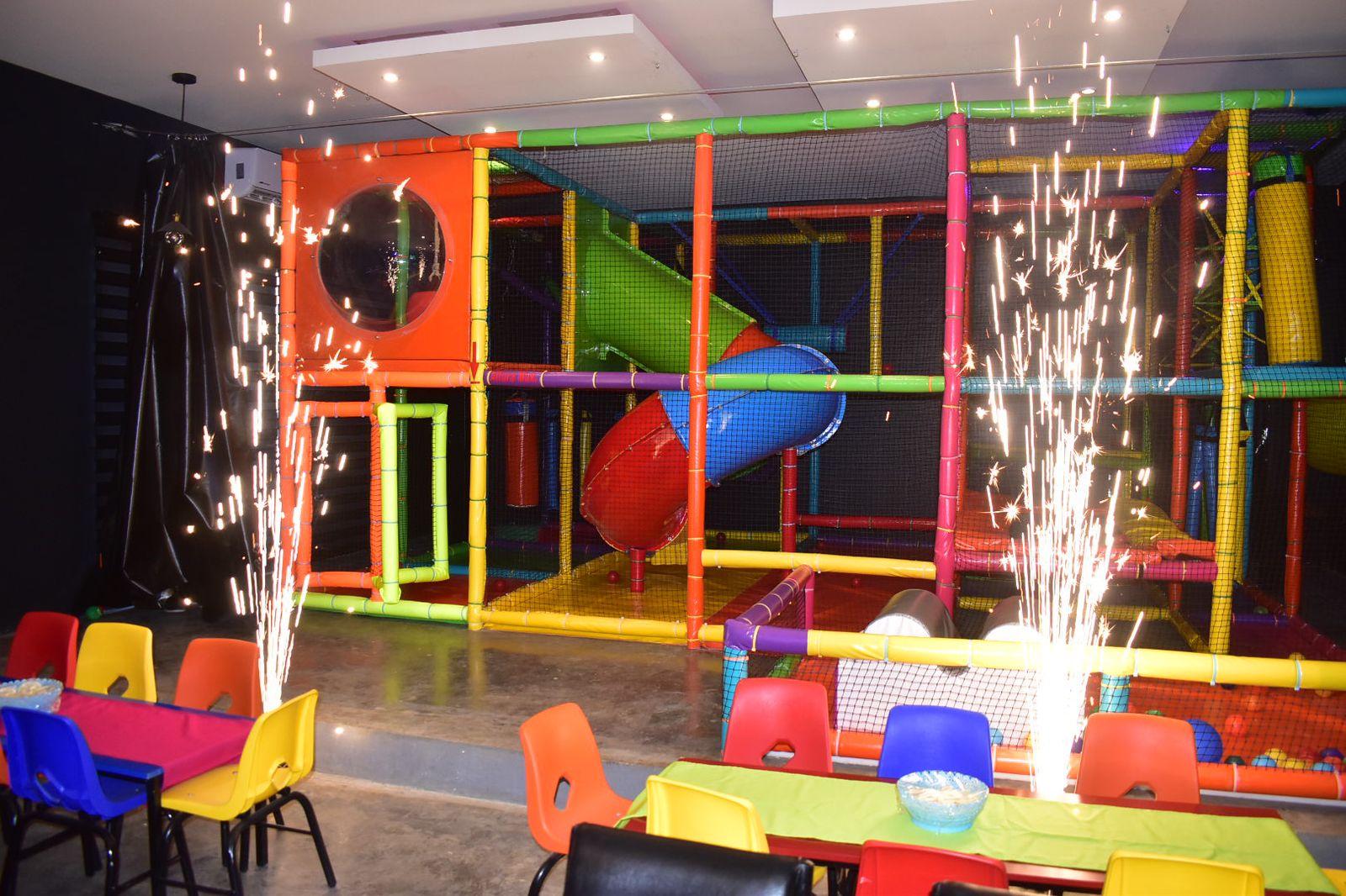 Cortan listón de Salón de Fiestas