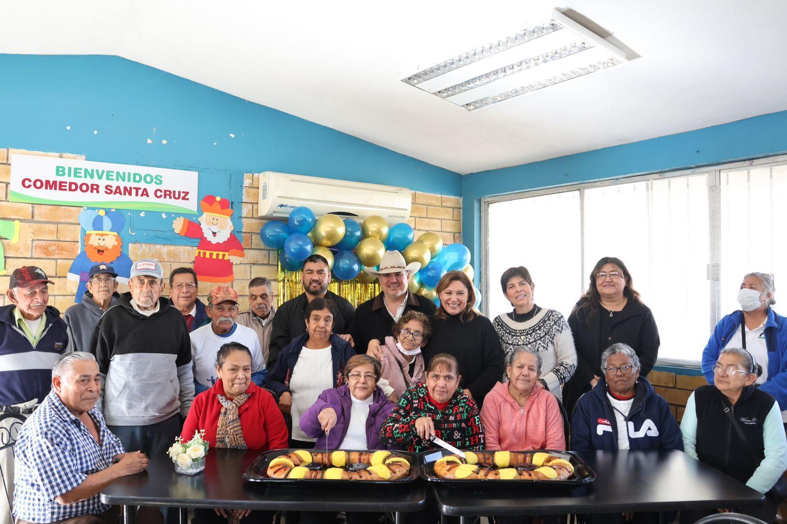 Comparte Diana Rosca de Reyes con empacadores