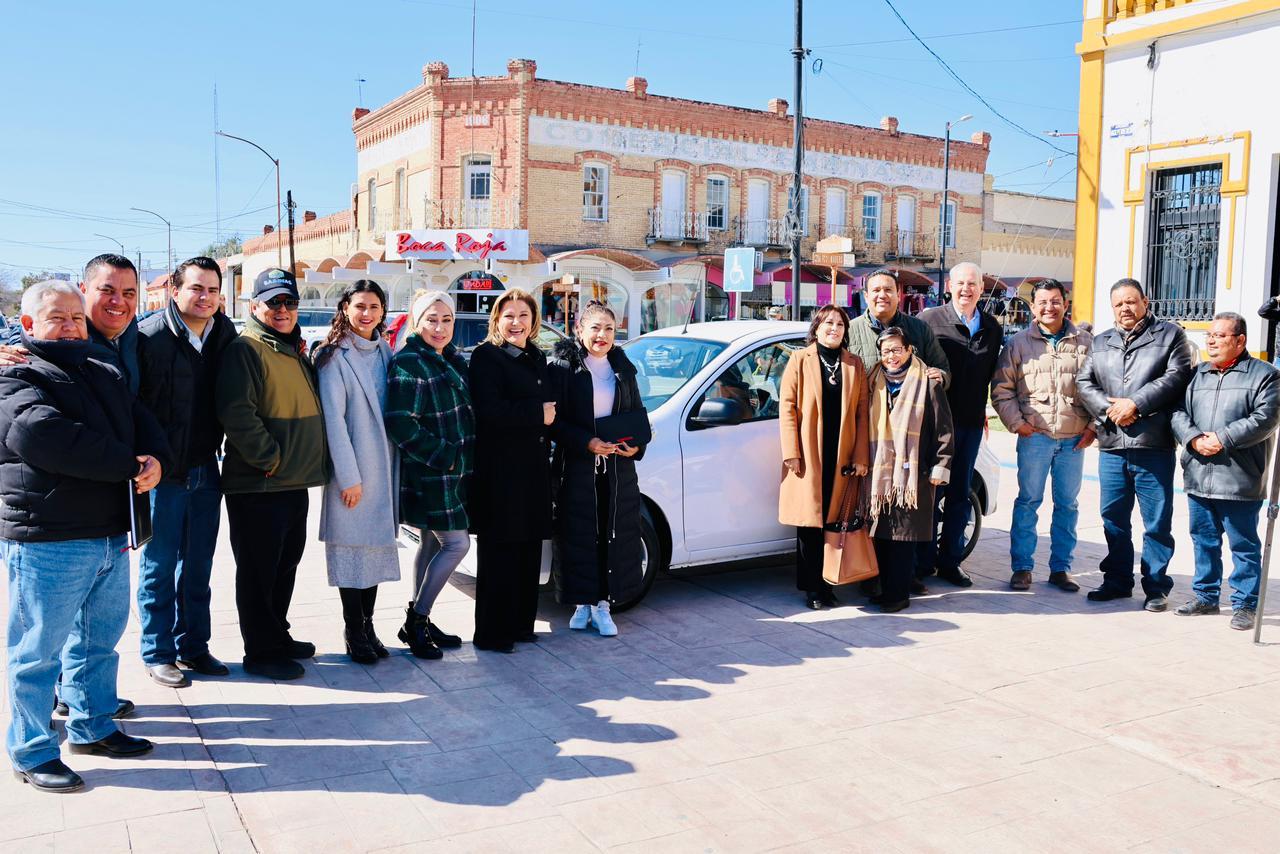 Entregan en Sabinas auto del banquetazo