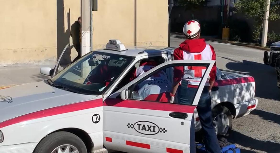 Sorprende muerte a taxista trabajando