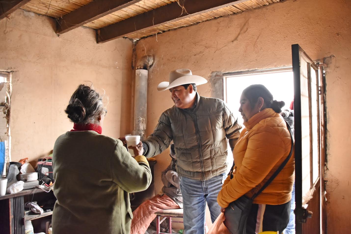 Visitan a familias vulnerables de 4C