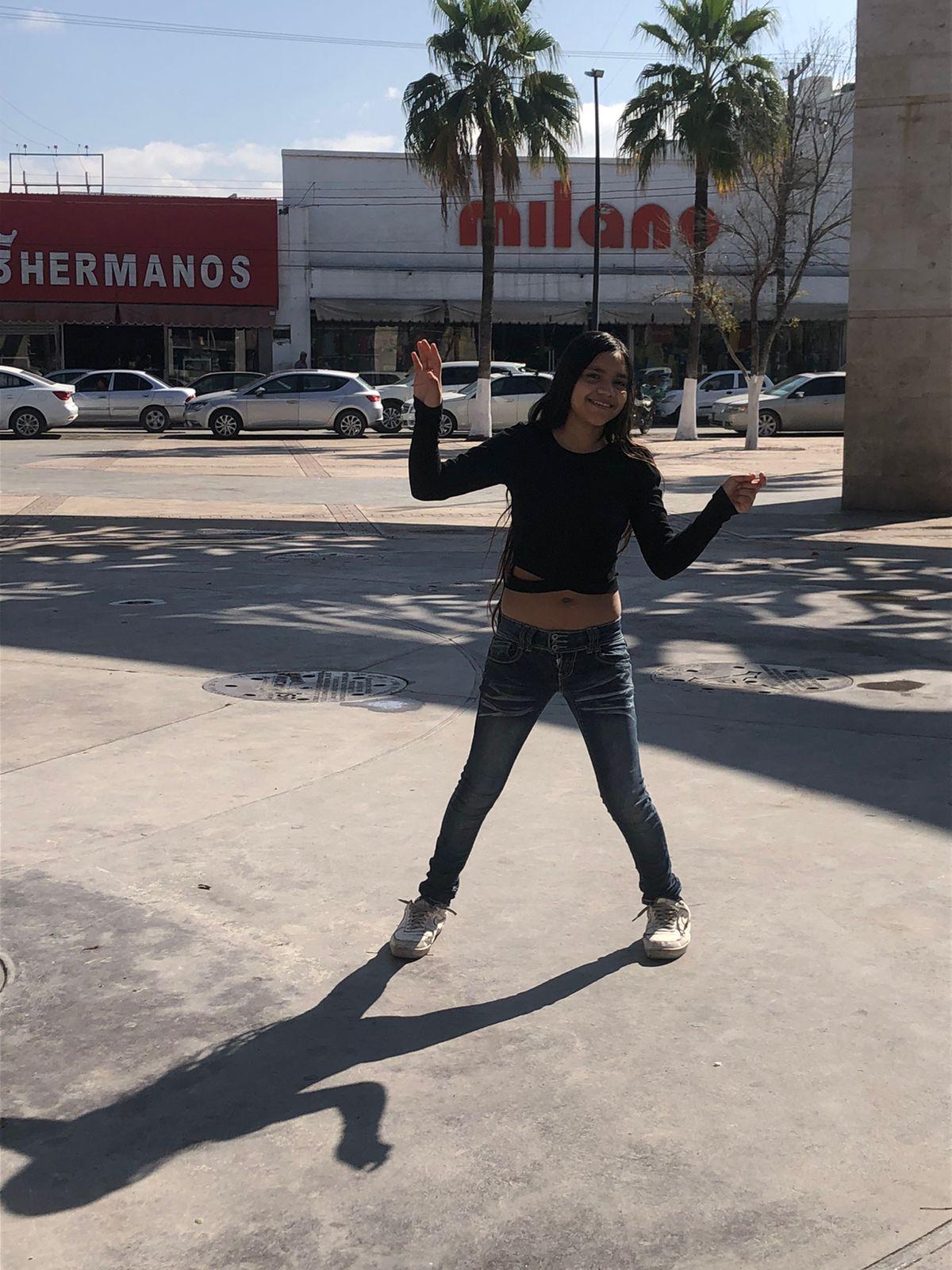 Celebra sus 15 en la plaza… y ciudadanos le organizan festejo