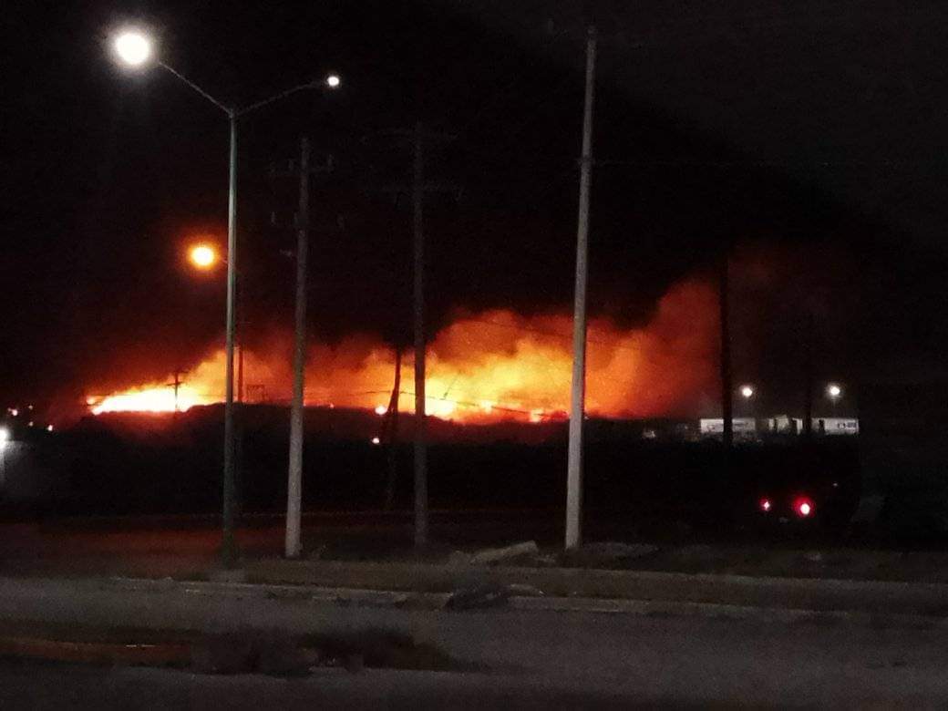 Sin control incendio de basurero de SJS