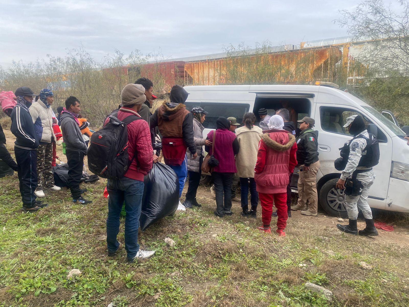 Bajan del ferrocarril a decenas de migrantes