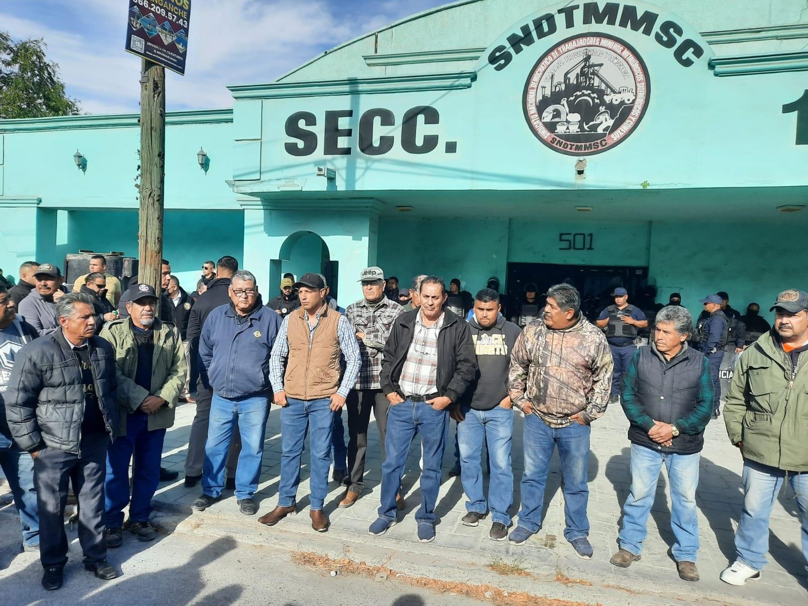 Forman obreros comisión para pedir reabra AHMSA