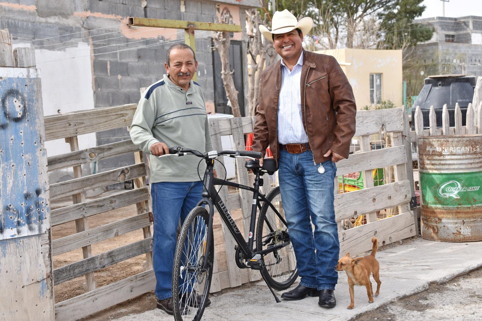 Regala Beto Villarreal bicicletas a ciudadanos