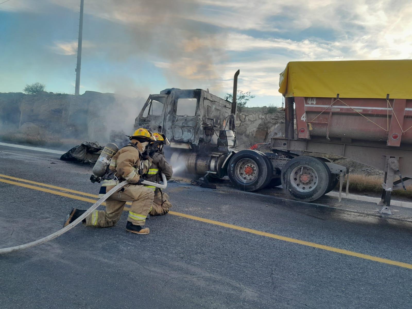 Arde en llamas trailer sobre la carretera 57