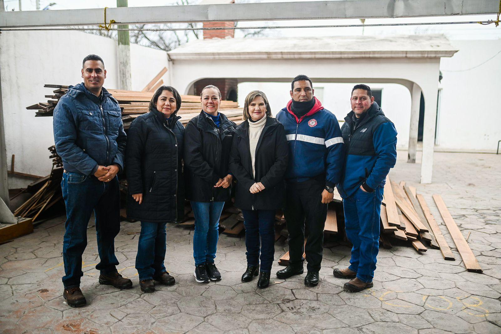 Entrega DIF madera para proteger casas