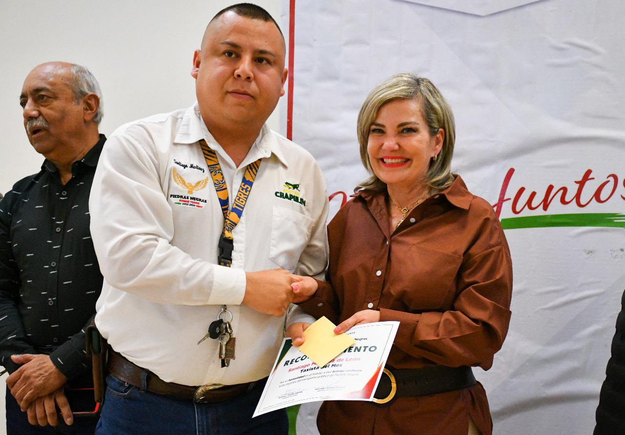 RECONOCE ALCALDESA A TAXISTAS MÁS DESTACADOS DURANTE ENERO