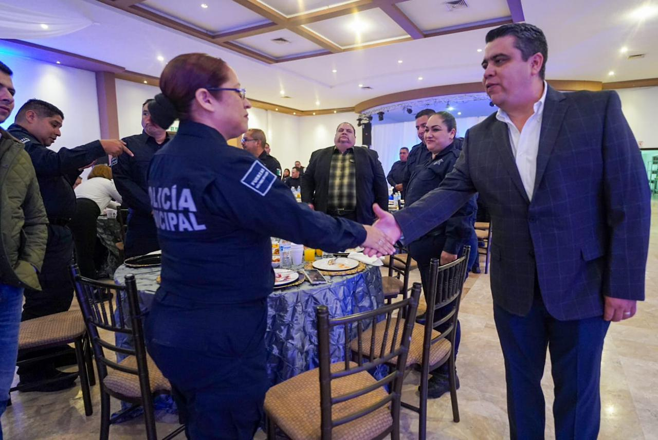 AUTORIDADES DE RAMOS ARIZPE CELEBRAN A POLICÍAS MUNICIPALES