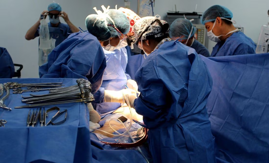 Extirpan un tumor de más de 50 kilos del abdomen de una mujer en Italia
