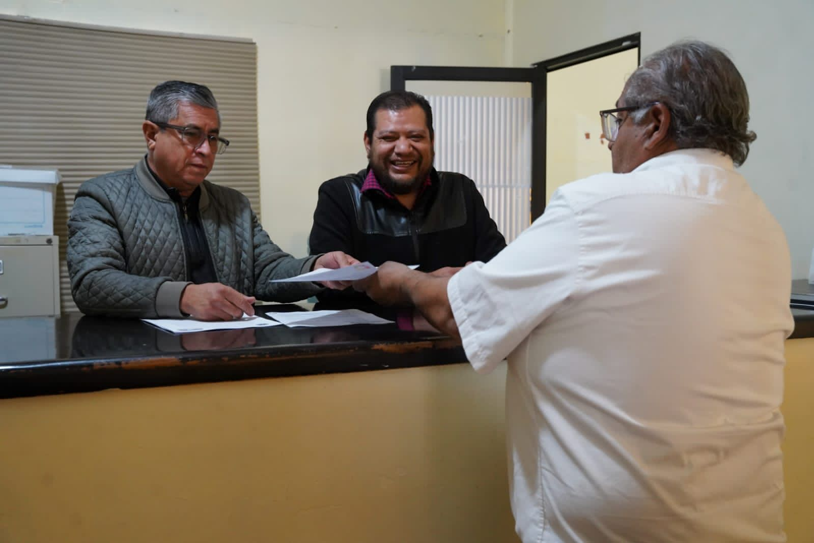OFRECE RAMOS ARIZPE ESTÍMULOS DEL 50% EN REFRENDOS DEL TRANSPORTE LOCAL Y AMBULANTES