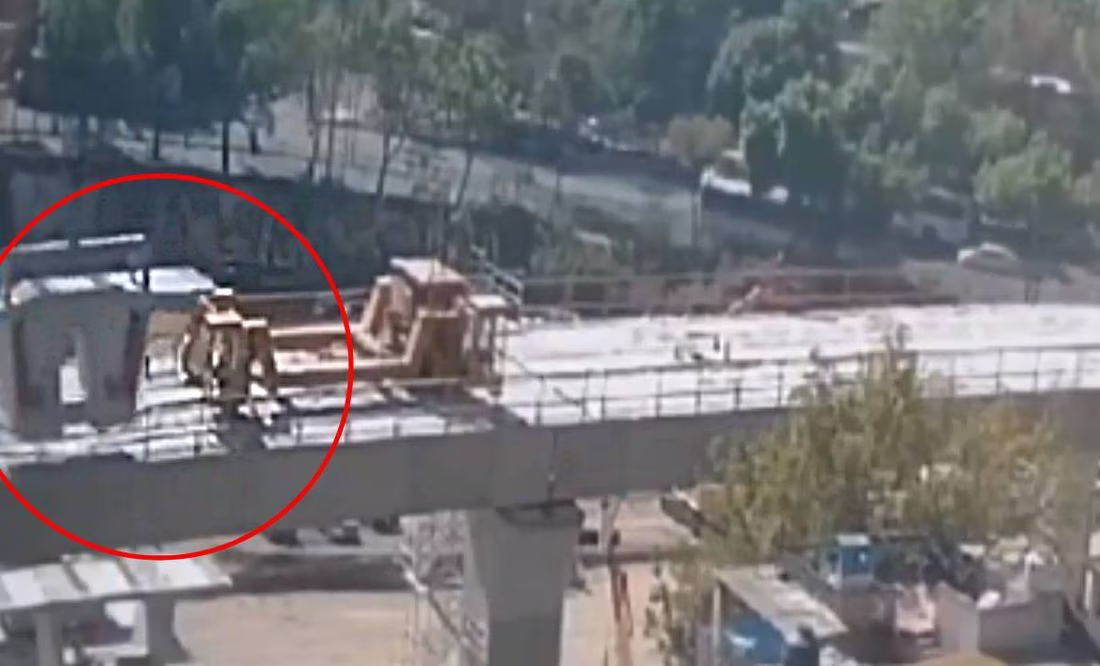 VIDEO. Momento exacto en que cae dovela de concreto y aplasta 2 vehículos en obras de Tren Interurbano, El Insurgente