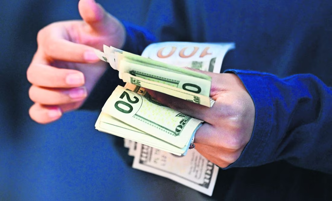 Precio del dólar abre en 17.34 pesos al mayoreo este miércoles