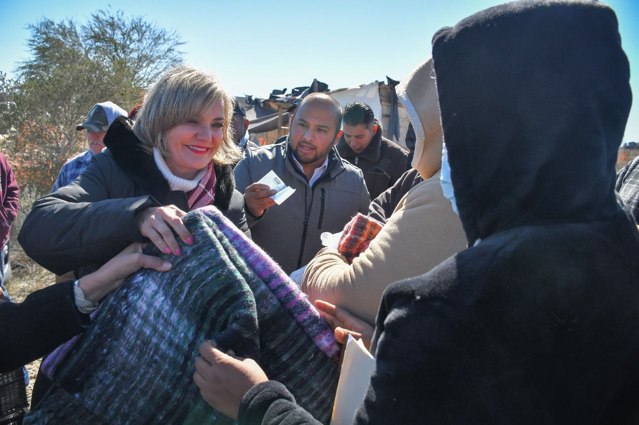 ABRIGA MUNICIPIO A COLONIAS CON ENTREGA DE COBIJAS