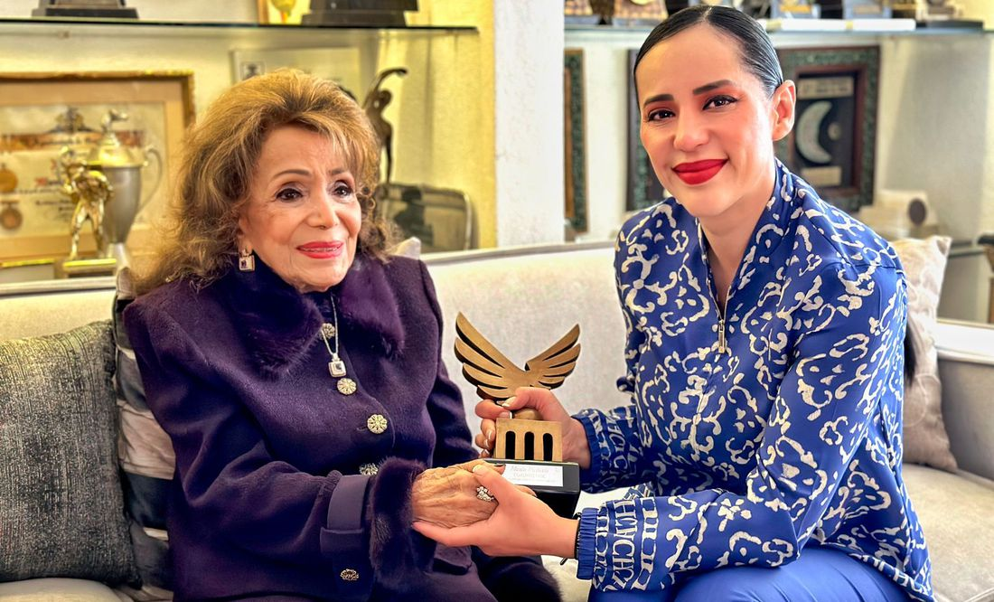 María Victoria recibe “Las Alas de la Cuauhtémoc” de la alcaldesa Sandra Cuevas
