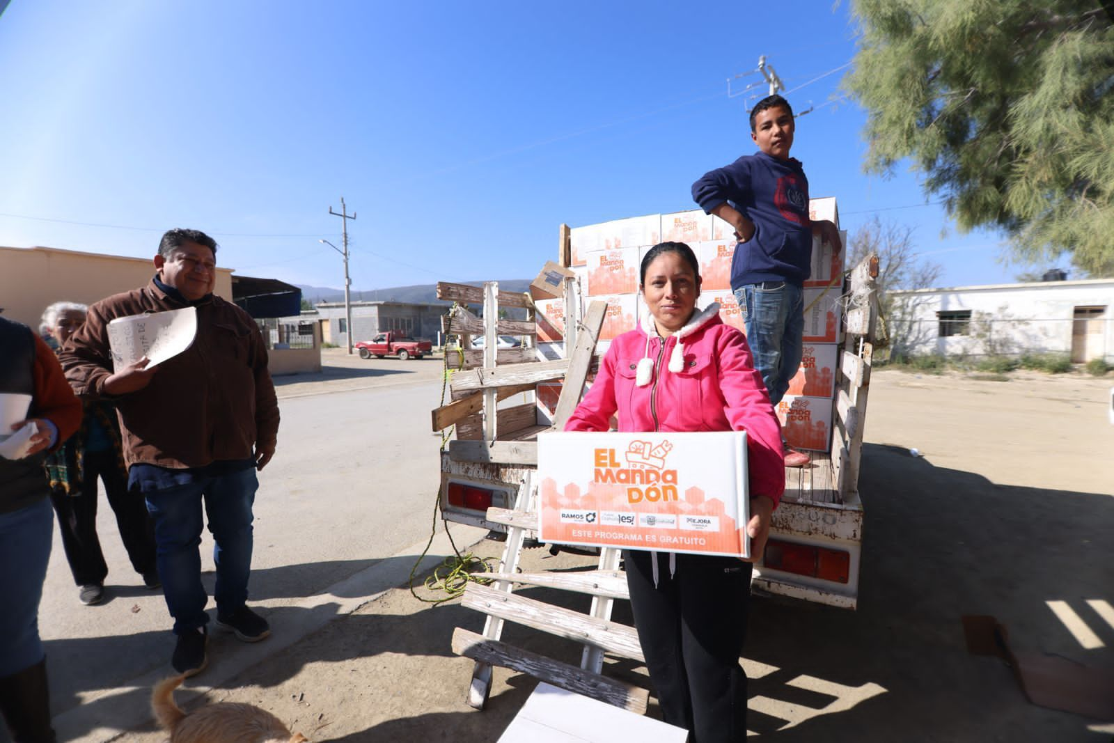 DIF RAMOS ARIZPE REPARTE MÚLTIPLES APOYOS A FAMILIAS DE FRAUSTRO