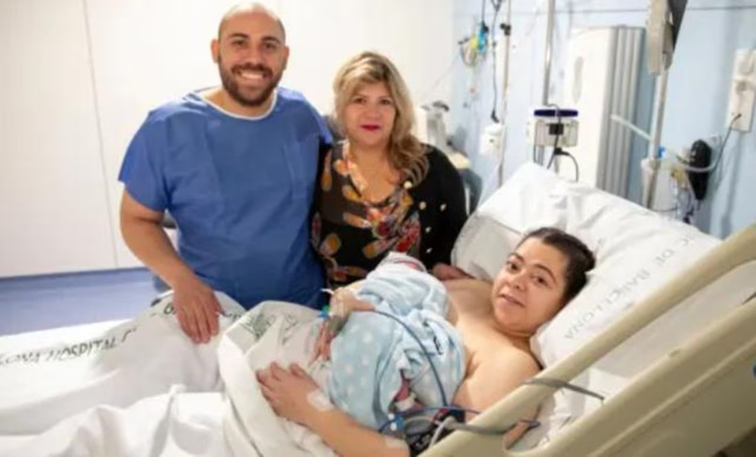 Mujer da a luz a su primer hijo, gracias al trasplante de útero que le donó su madre