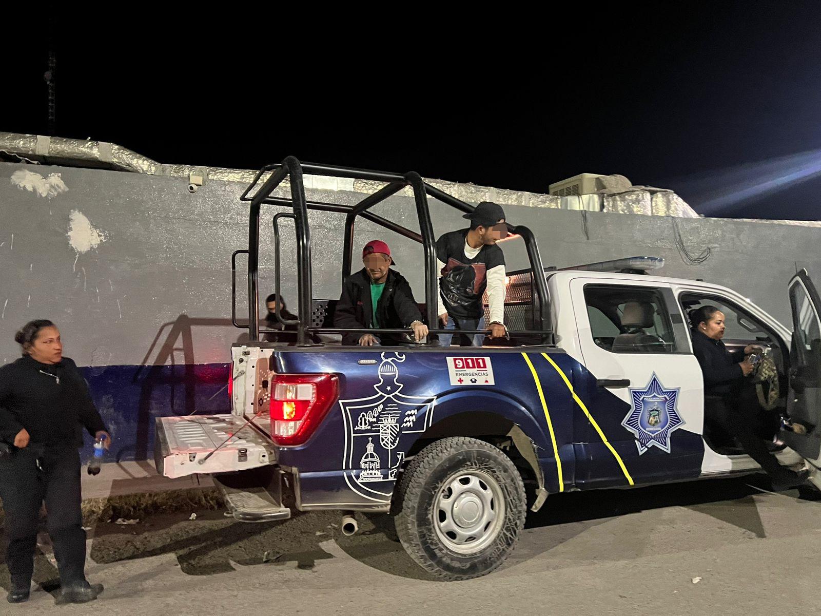 Le pasan por enfrente dos ebrios a la Policía