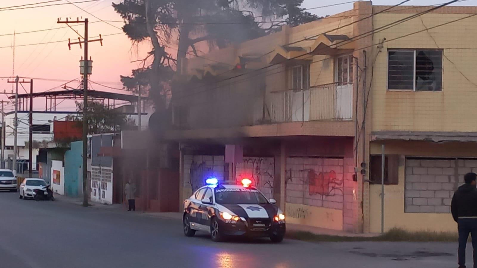 Controlan Bomberos incendio en edificio