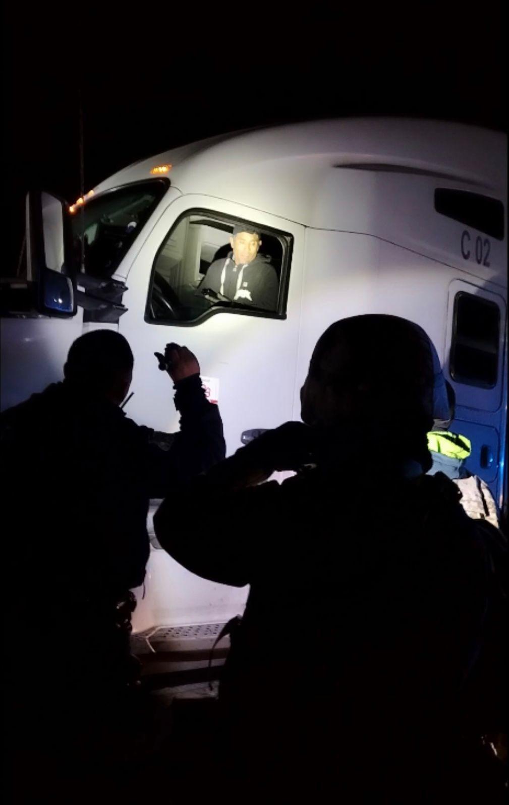 Huye trailero con policía “colgando”