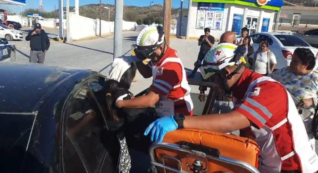 Se impactan madre e hija contra poste